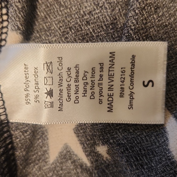 LulaRoe black and white skirt filled with stars. Size small but can fit … - Picture 4 of 5